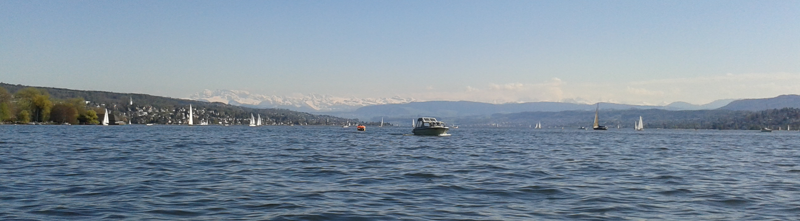 A view of the Alpes and the lake of Zürich (taken on the lake)