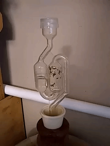 A gif of the CO2 flowing out of the S-stop. Gas bubbles out about once a second.